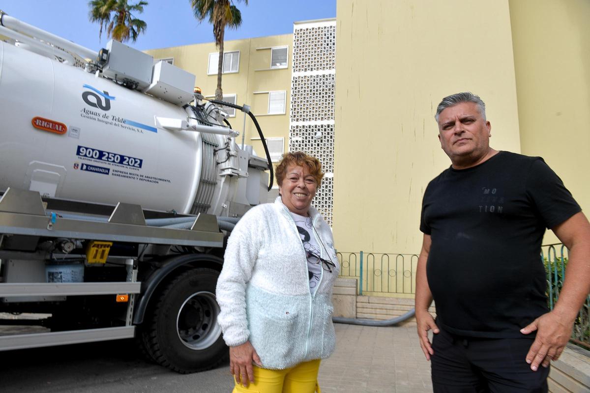 Eva Mendoza y Marcos Cabrera, delante del bloque donde trabajaban hoy los operarios de Aguas de Telde