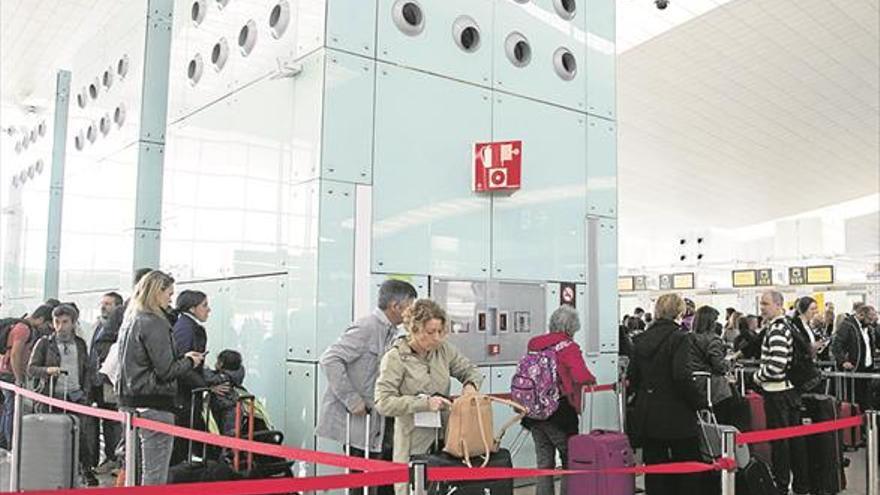 Los nuevos controles de pasaportes provocan colas de 3 horas en El Prat