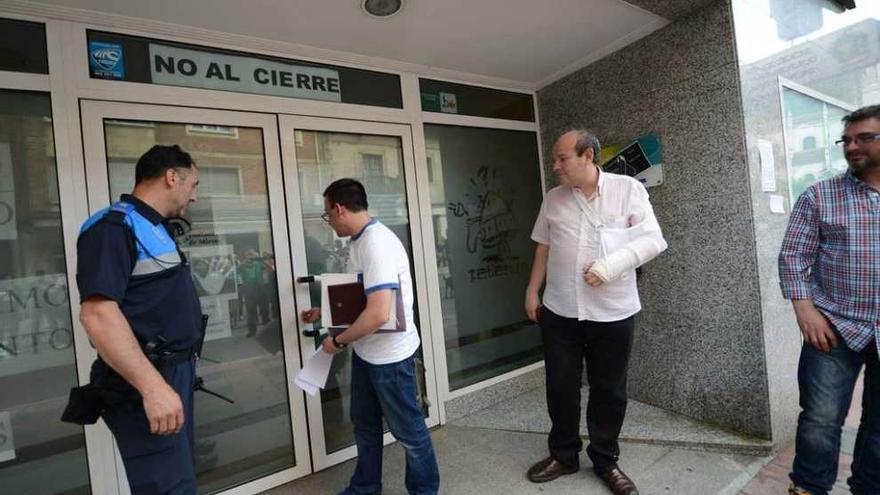 Los trabajadores del telecentro, dejando las dependencias el día de su despido.