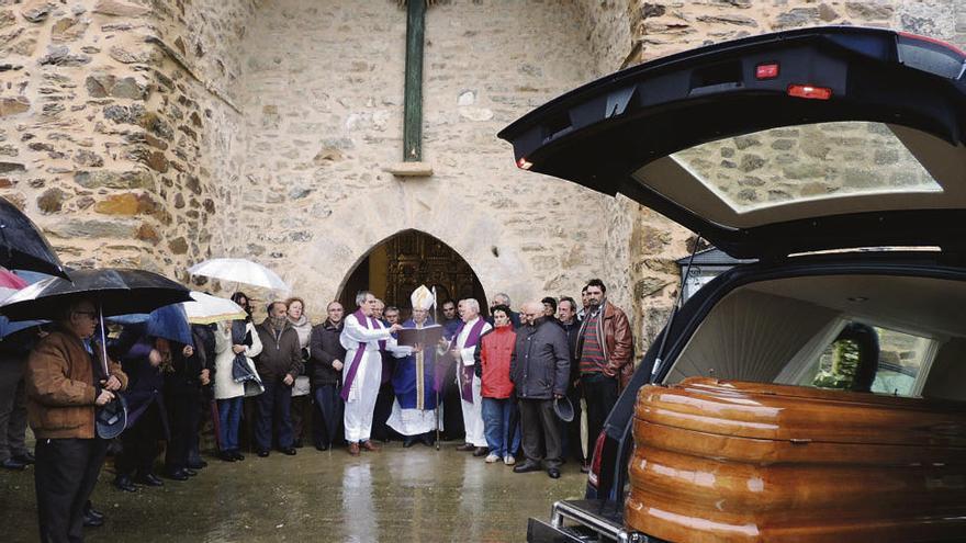 El obispo de Astorga a las puertas de la iglesia de Ayoó.