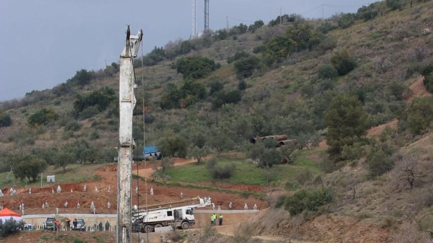 La perforadora traída desde Madrid, en la zona cercana al pozo donde cayó Julen.