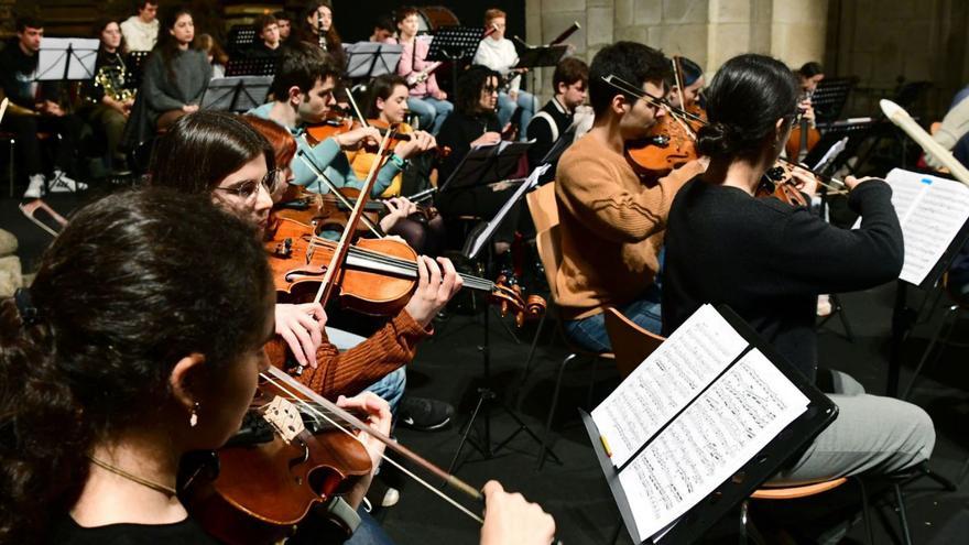 Ensaio da Orquestra da USC, que ofrecerá varias actuacións na Primavera Cultural / santi alvite