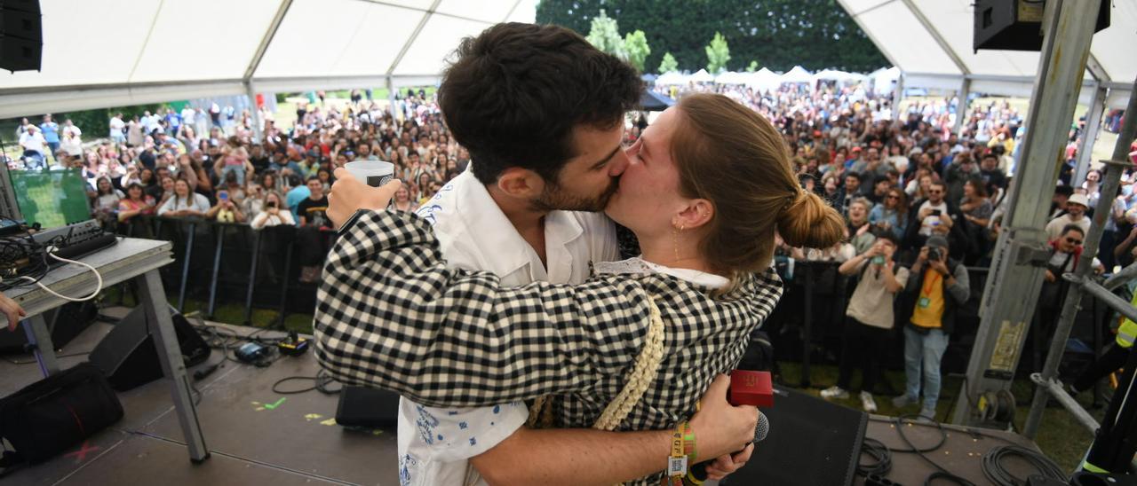 La pareja se besa sobre el escenario del festival tras la petición.