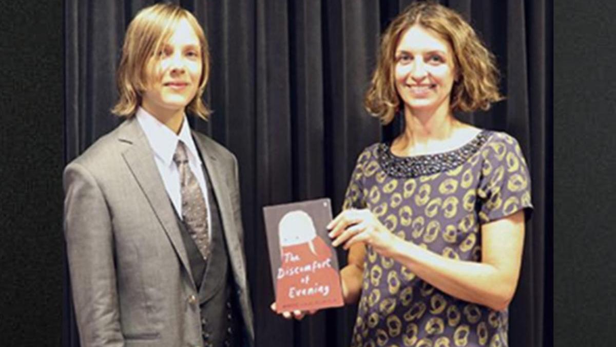 Marieke Lucas Rijneveld, a la izquierda, recibiendo el Premio Booker International.