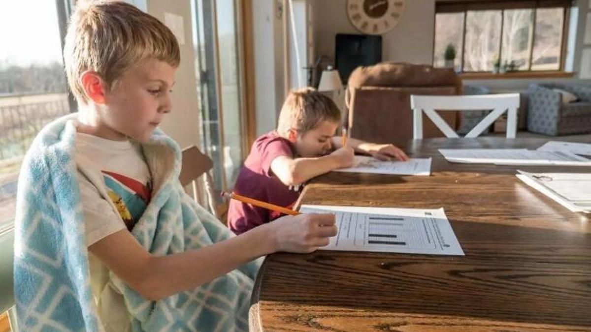 Dos niños haciendo deberes.