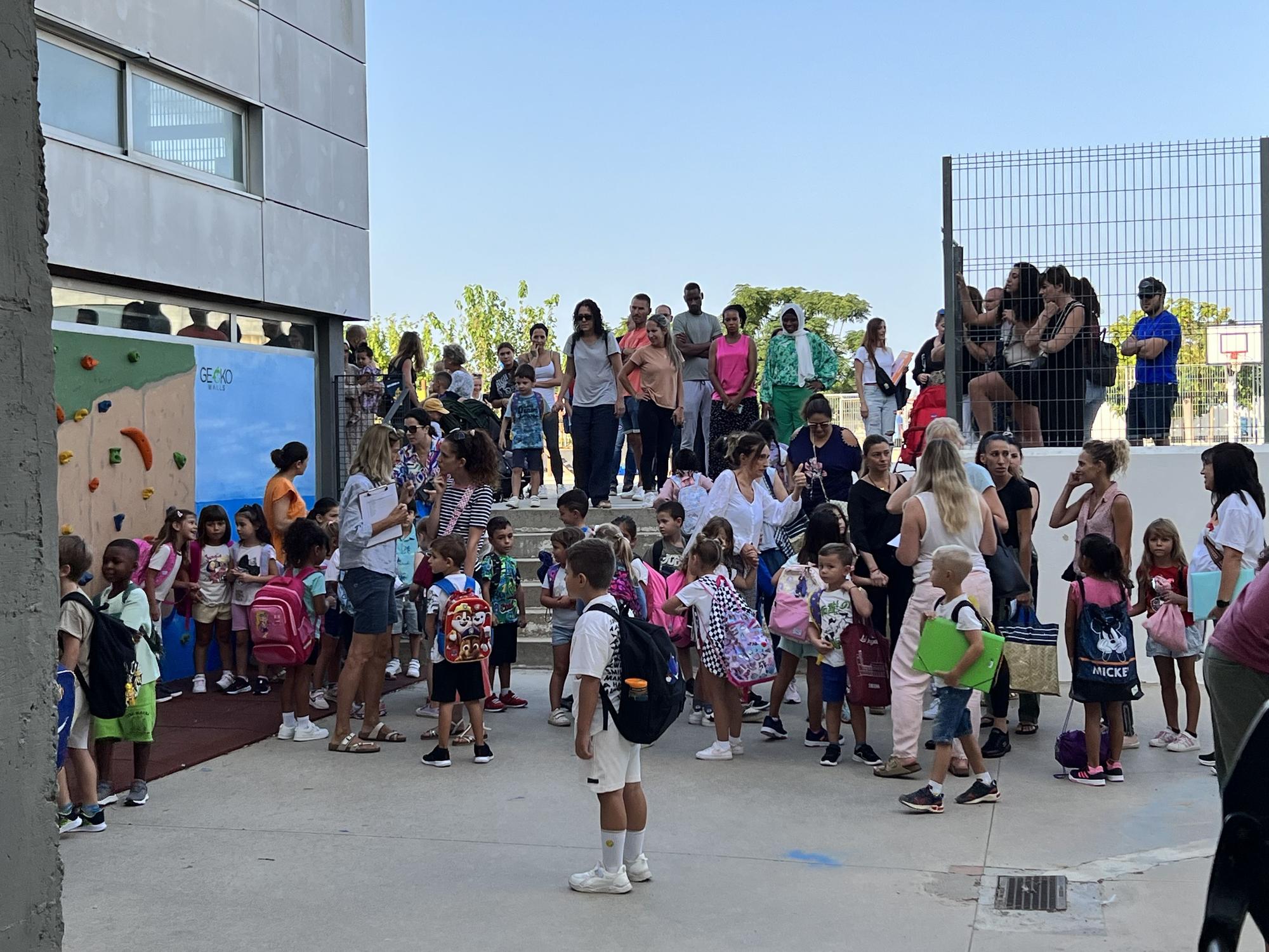 Alumnes escalencs tornant a l'escola.