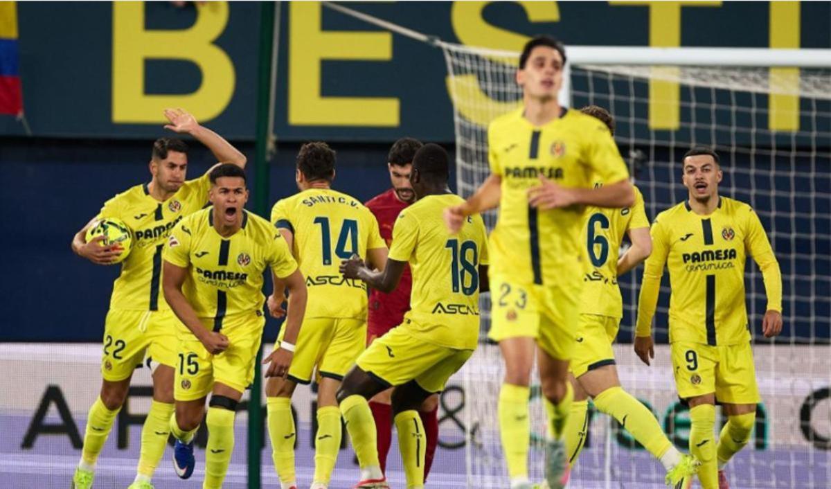 Los jugadores del Villarreal CF celebrando el gol ante el Valencia