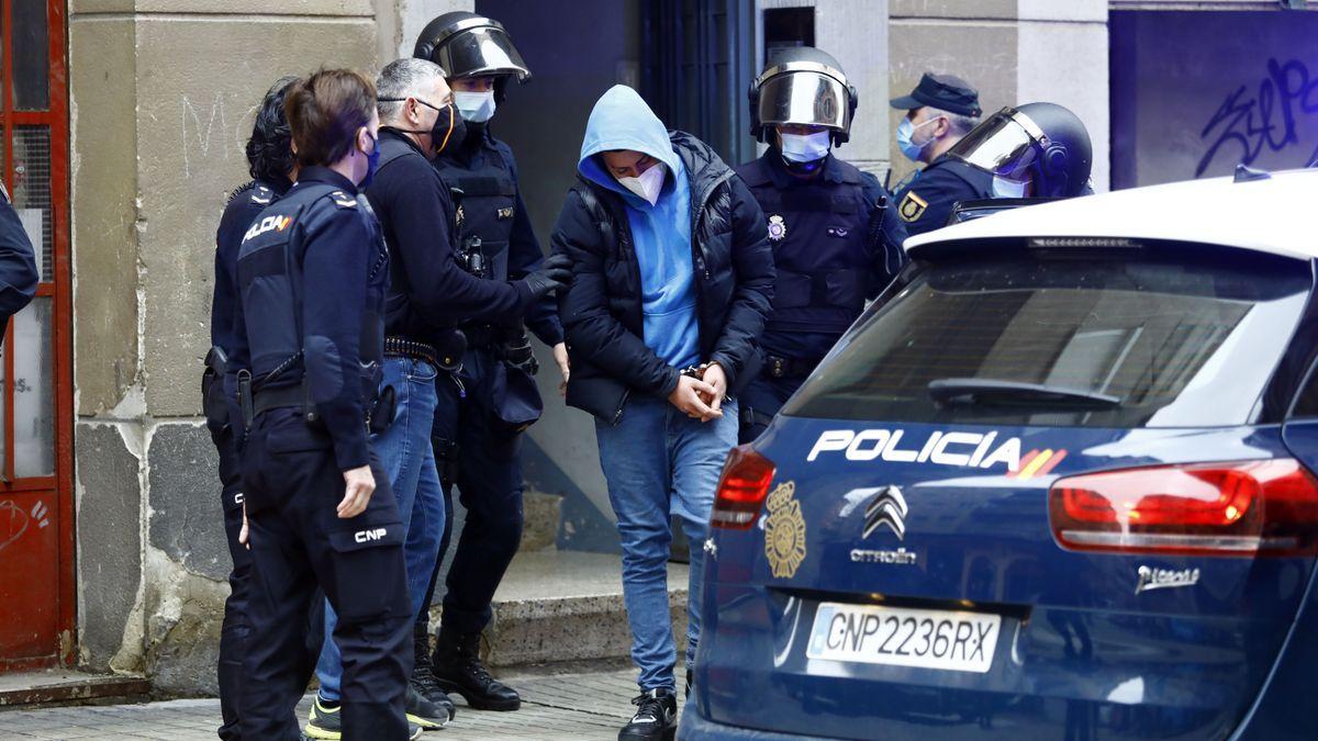 Imagen de la detención de un presunto miembro de los Dominicans Don&#039;t Play en Zaragoza.