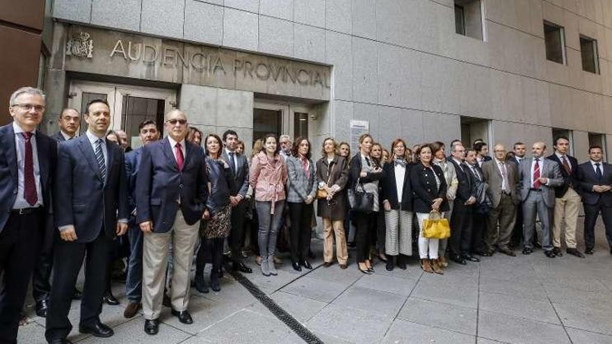 Jueces, magistrados y fiscales, a la entrada de la Audiencia en Oviedo.