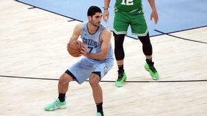 Santi Aldama controla el balón en el partido contra Boston Celtics