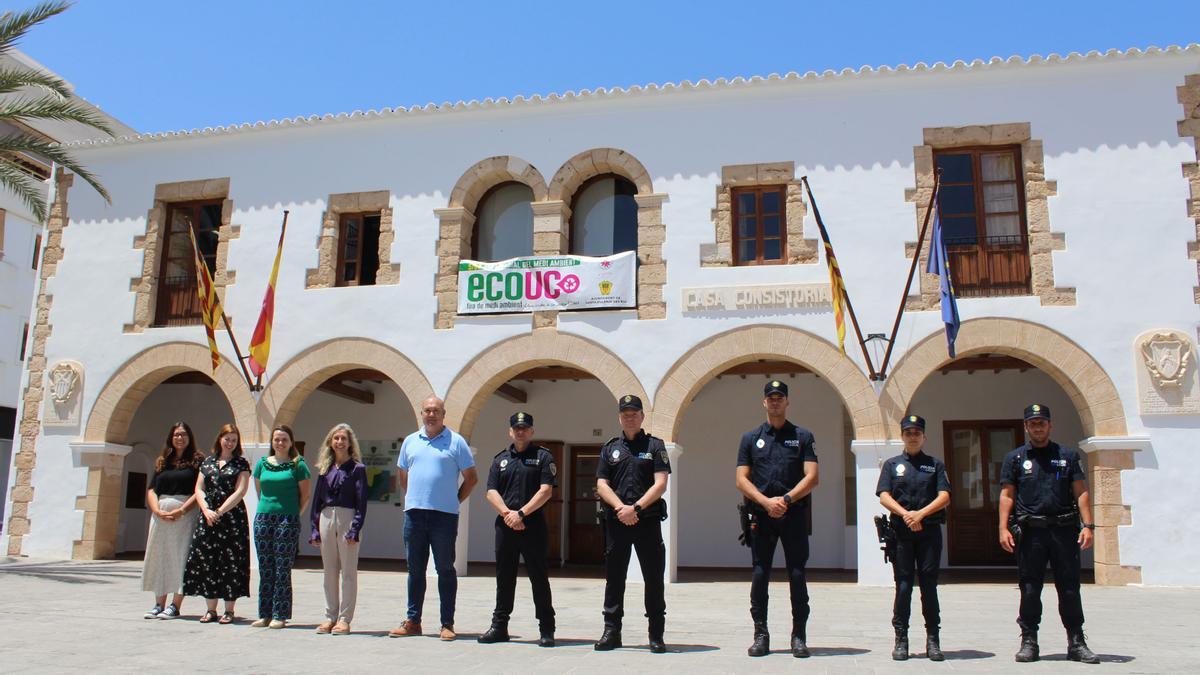 La alcaldesa de Santa Eulària des Riu, Carmen Ferrer, junto con los tres agentes de la Policía Local (dos de nueva incorporación por finalización del periodo de prácticas y otro por reincorporación tras una excedencia) y la arquitecta que han tomado posesión de su plaza como funcionarios. Además, han asistido los concejales responsables de Seguridad Ciudadana y Urbanismo, Juan Carlos Roselló y Cristina Tur, así como la secretaria de la Corporación y responsables de los departamentos en que prestarán servicio las nuevas incorporaciones.