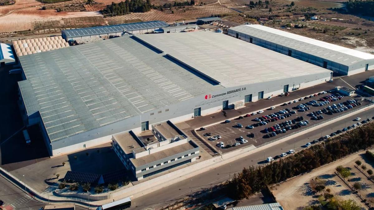 Imagen aérea de la factoría de Cartonajes Bernabeu en l'Olleria.