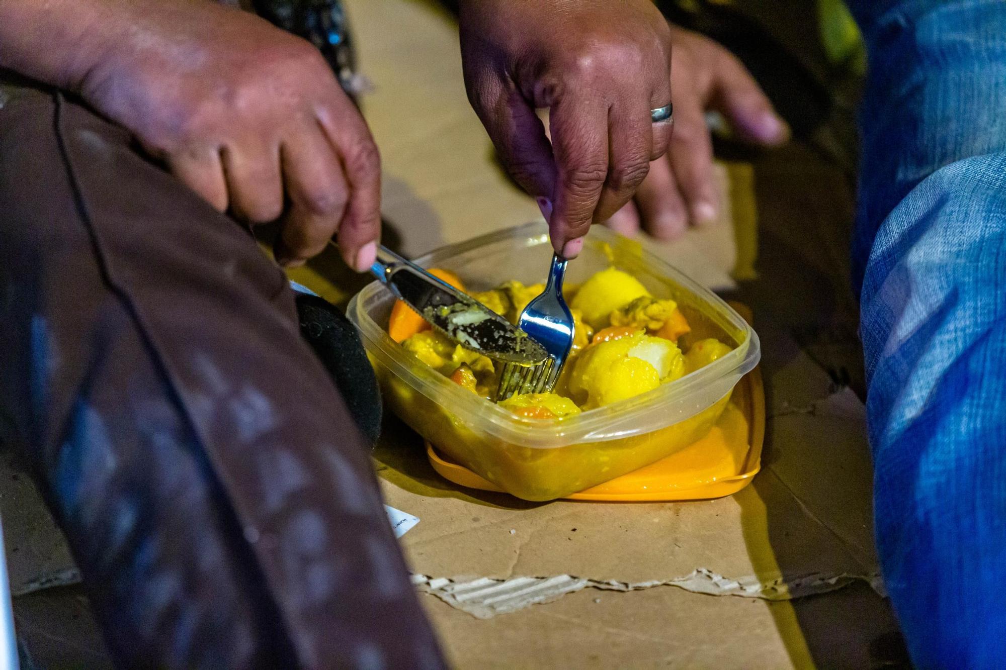 Galería: Una familia de Benidorm recorre las calles atendiendo a las personas sin techo para entregarles kits sanitarios