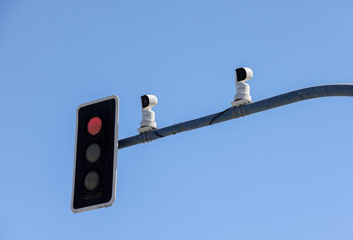Cámaras blancas instaladas en semáforos de Alicante