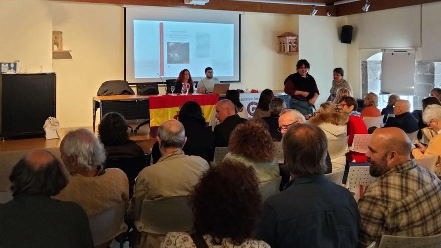 Ana Solís y Pablo Alcántara, ayer, en la mesa, durante la presentación del libro en el Valdecarzana. | P. C.