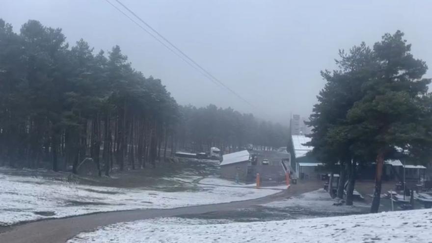 Nieve en la estación de montaña de Manzaneda, ayer. |   // FDV