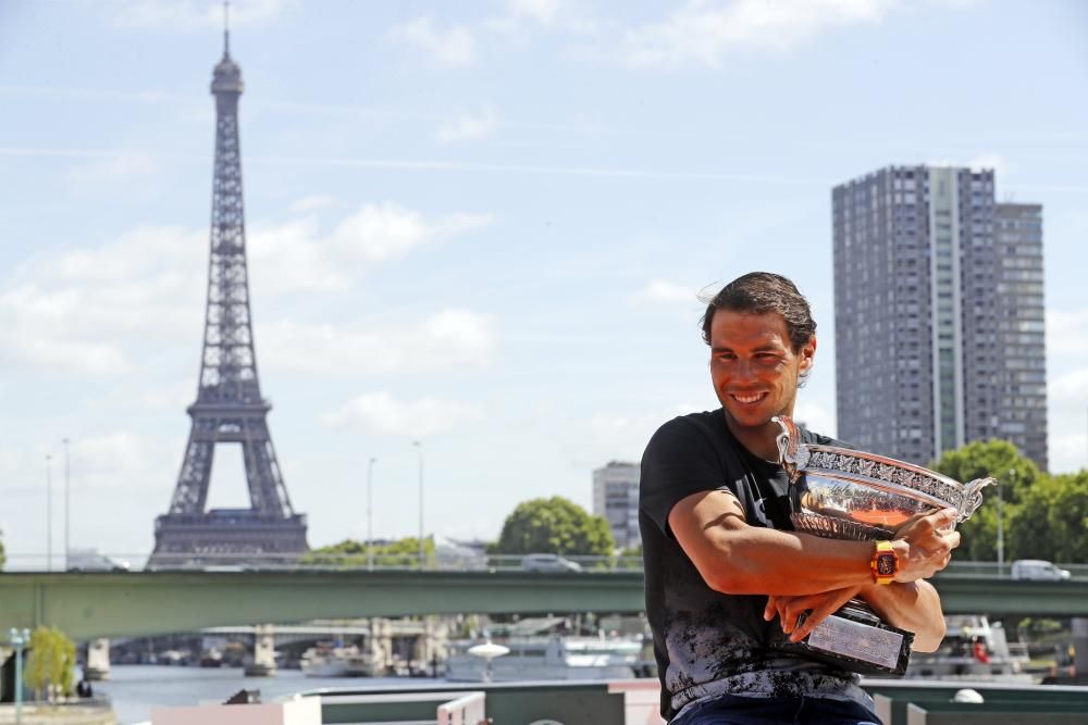 Nadal posa con su décimo trofeo de Roland Garros junto a la Torre Eiffel