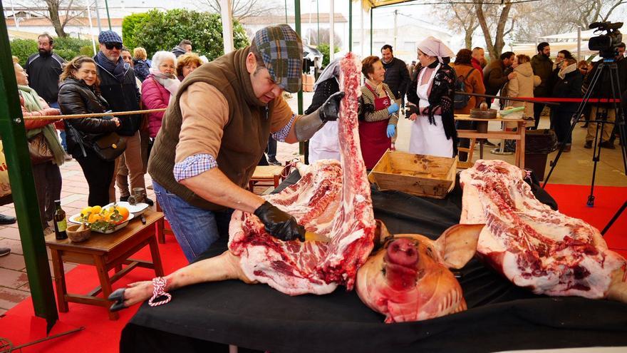 Muestran todo el despiece del cerdo en la Fiesta de la Matanza en Villanueva de Córdoba