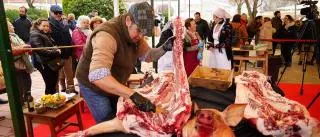 Muestran todo el despiece del cerdo en la Fiesta de la Matanza en Villanueva de Córdoba