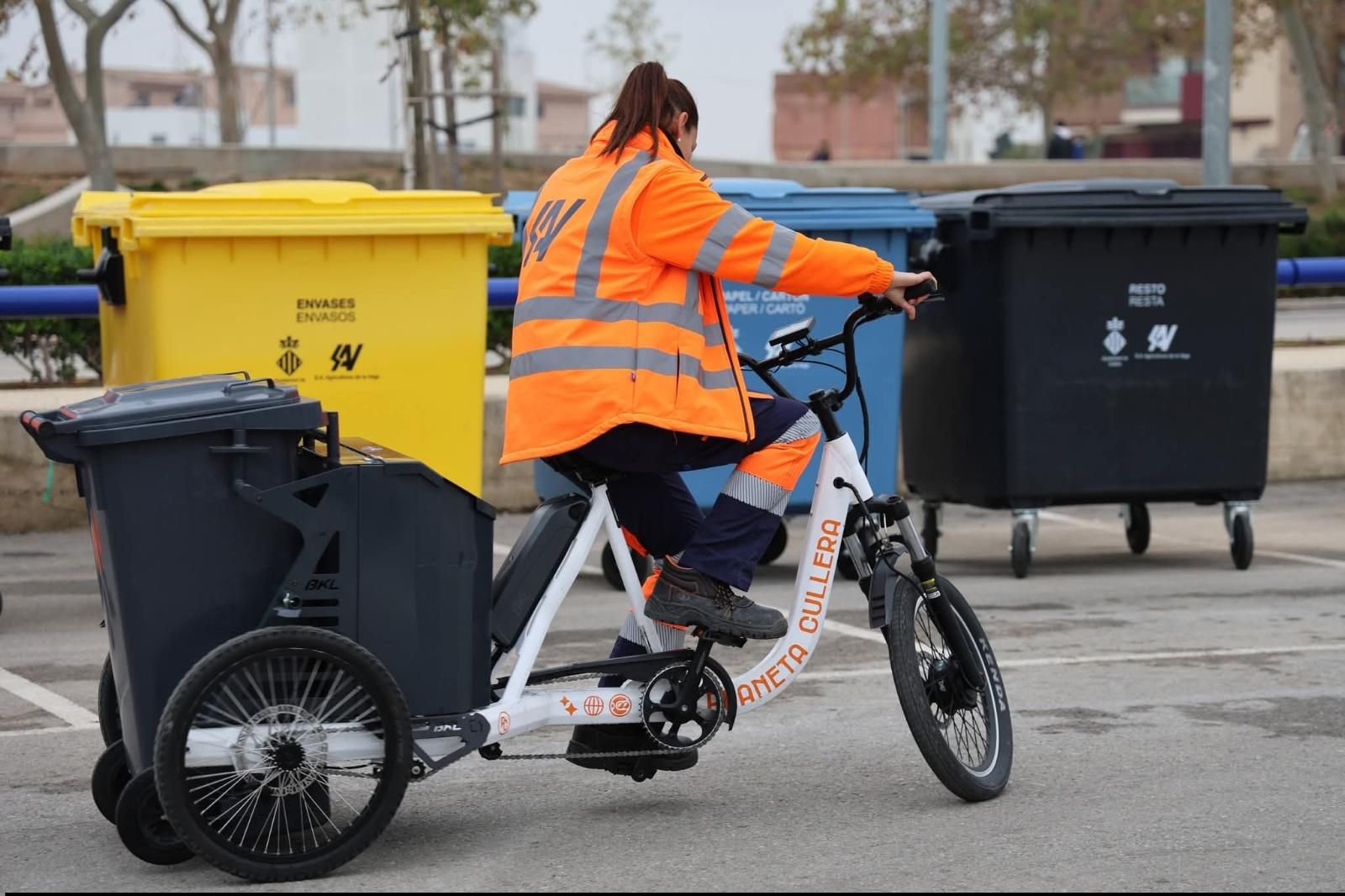 Presentación de los nuevos contenedores del servicio de recogida.