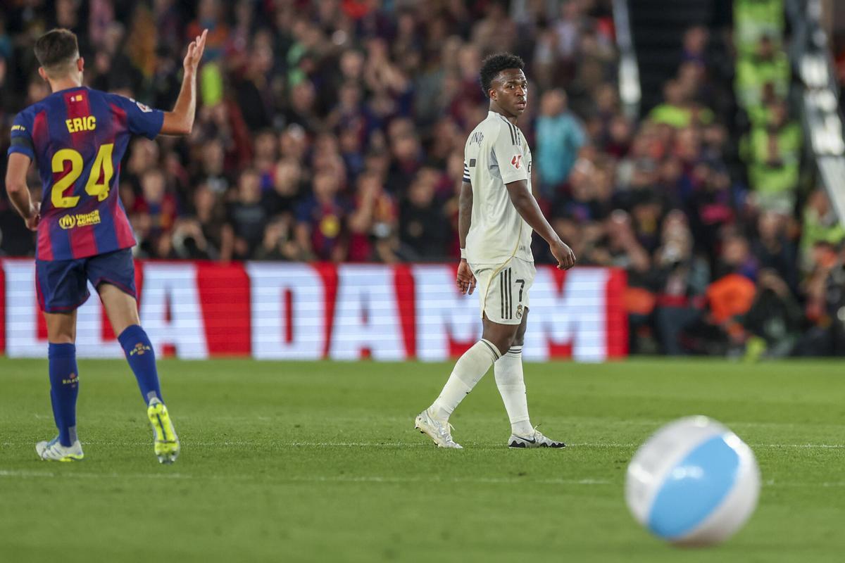 Eric, Vinicius y un balón de playa sobre el césped del Camp Nou durante el clásico.