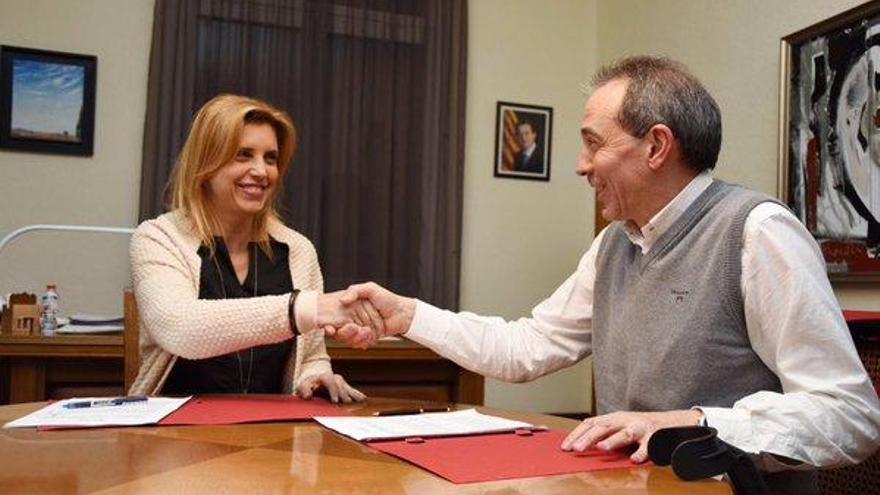 Marta Felip i Josep Fernández han signat l&#039;acord.