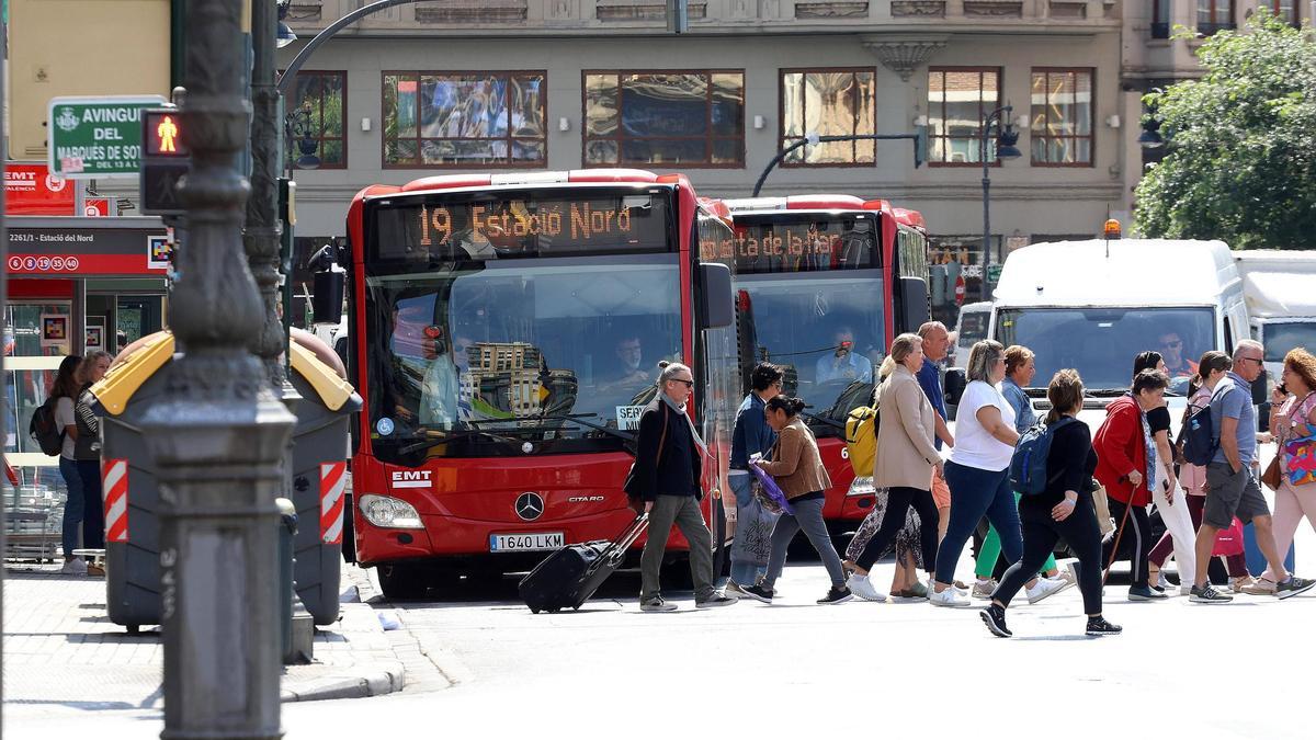 Dos autobuses circulan por la avenida Marqués de Sotelo, en València.