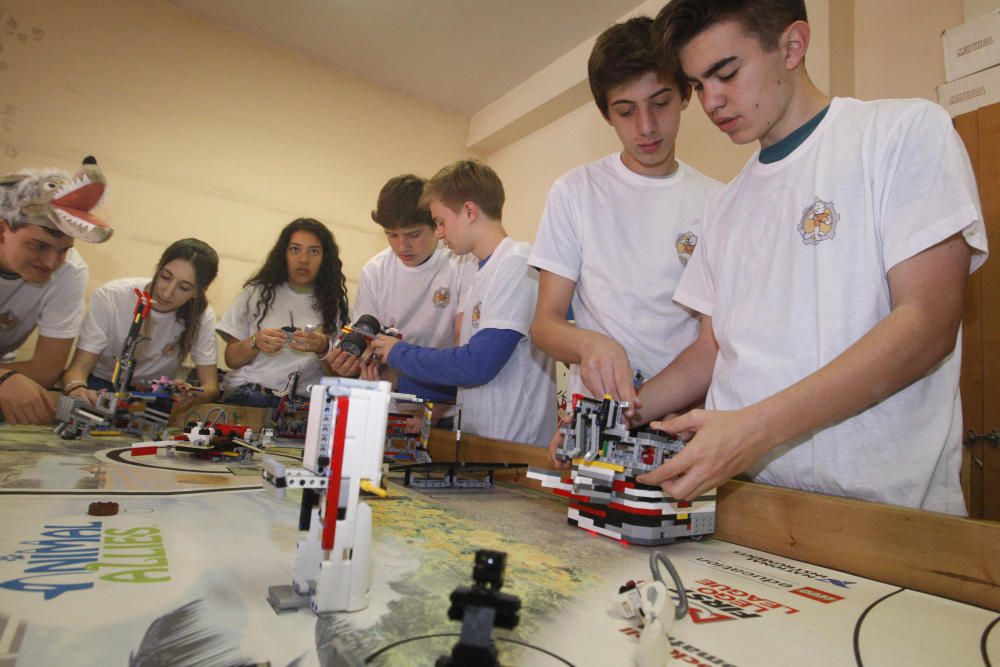 Un equip gironí participa a la final mundial de la First Lego League