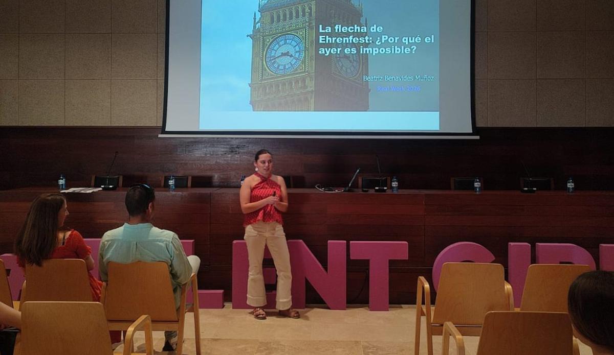 Sara Fernández, de Servicios Sociales, felicita a las estudiantes. | Alba Prieto