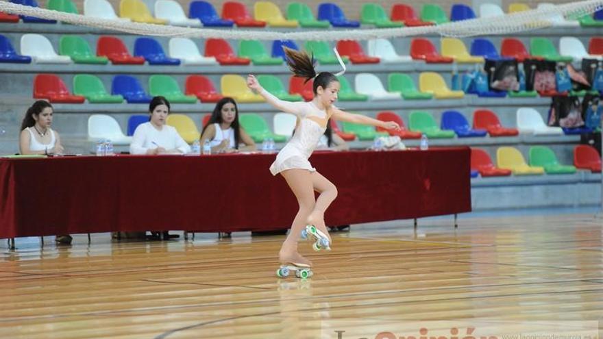 Una niña participa en una competición de patinaje artístico en el Cagigal