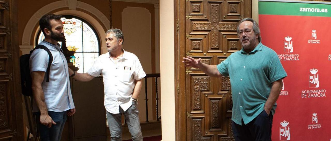 Guarido y Gago charlan a la salida del Salón de Plenos, en presencia de Ángel Lobo. |