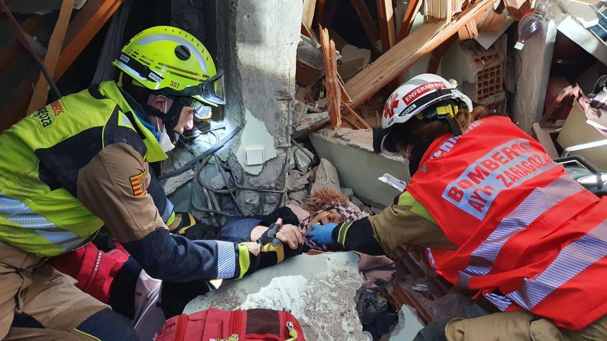 Momento en el que dos bomberos de Zaragoza han rescatado a una mujer en Turquía.