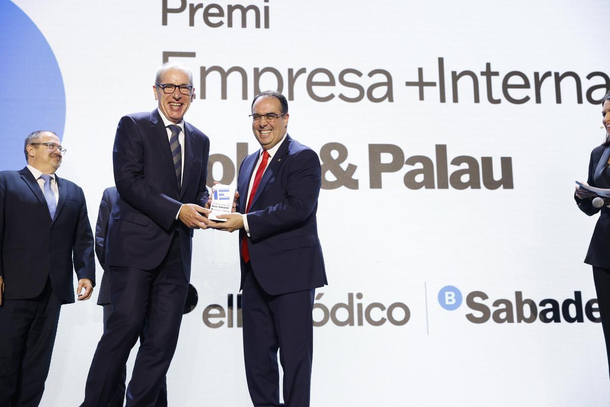 El director general del Port de Barcelona, José Alberto Carbonell, entrega el premio al directivo de Soler &amp; Palau, Juan Manuel Lecue
