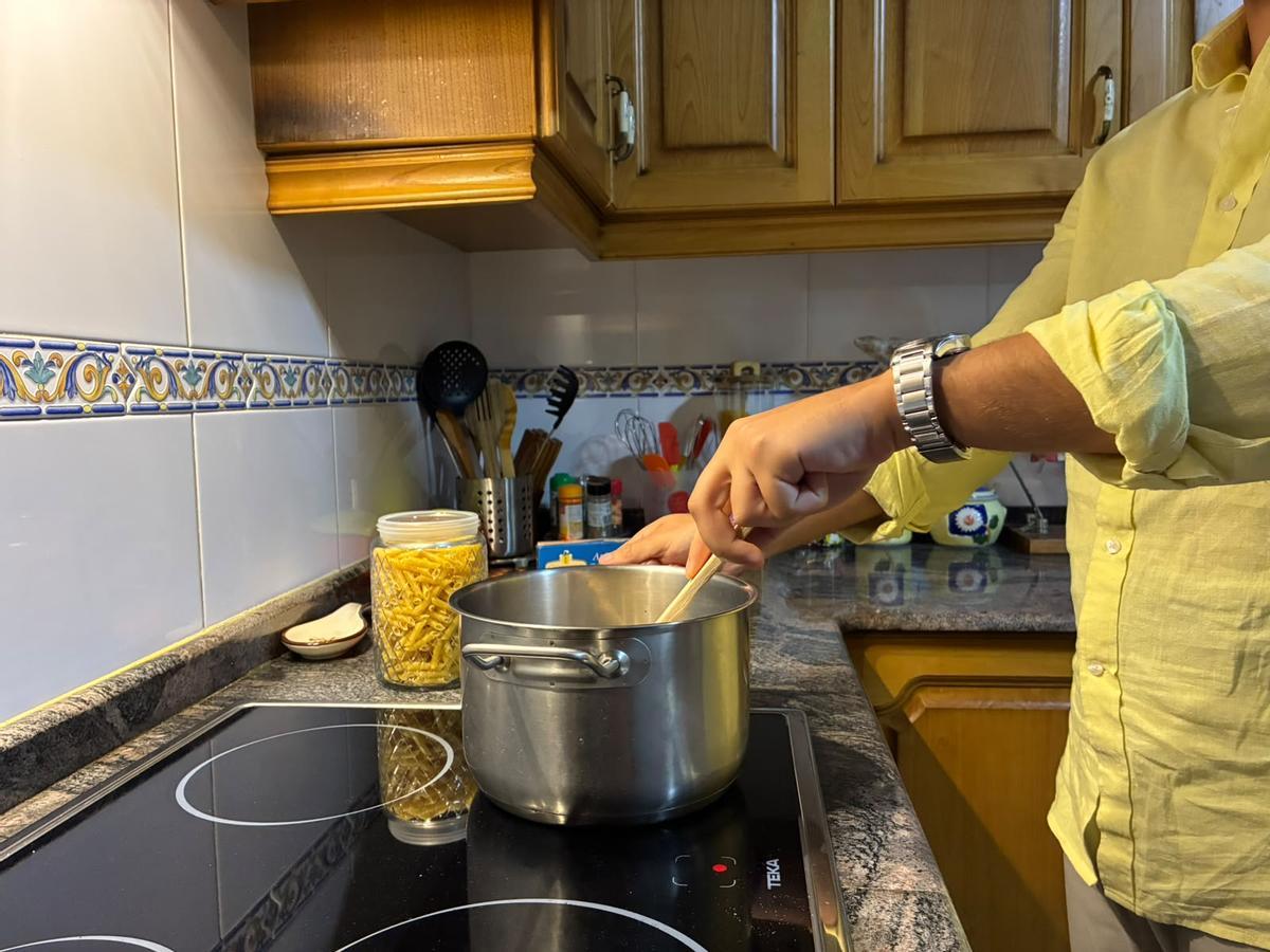 Pablo cocinando en su piso