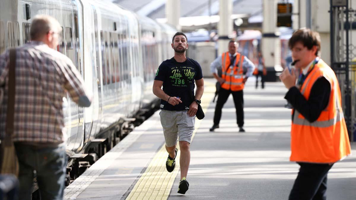 Un pasajero corre para tomar un tren en la estación de Waterloo antes de que el servicio de trenes termine temprano, en el primer día de la huelga ferroviaria nacional en Londres, Gran Bretaña, el 21 de junio de 2022. REUTERS/Henry Nicholls