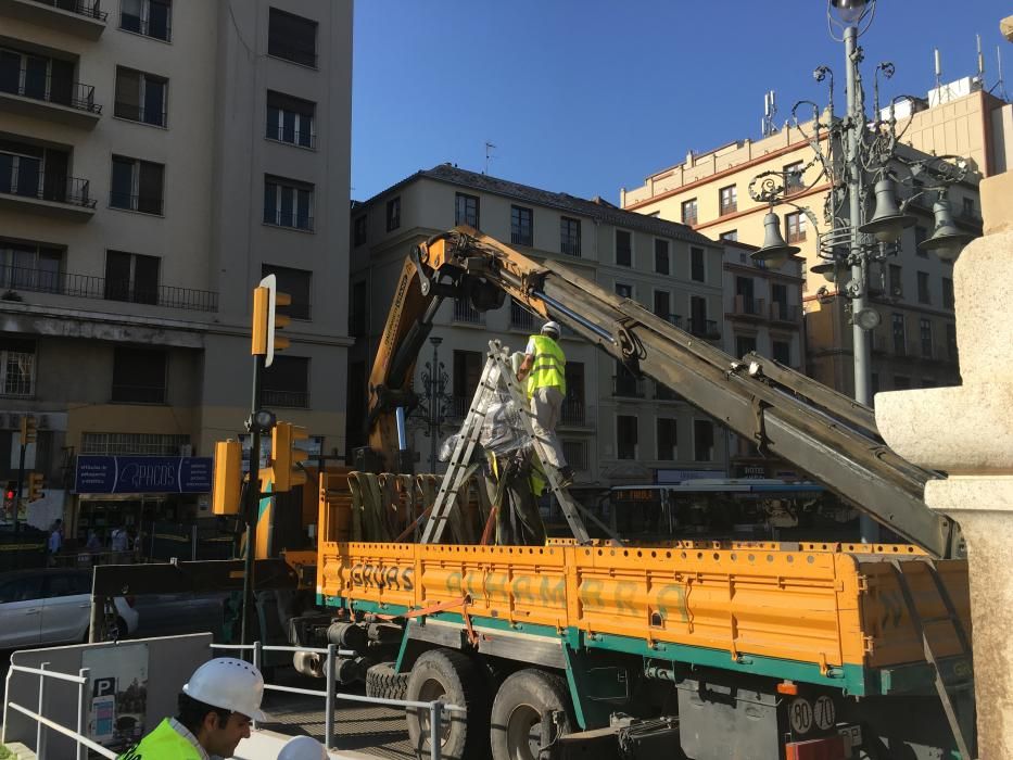 Desmontaje de la escultura 'Alegoría del Trabajo' del monumento de Larios.