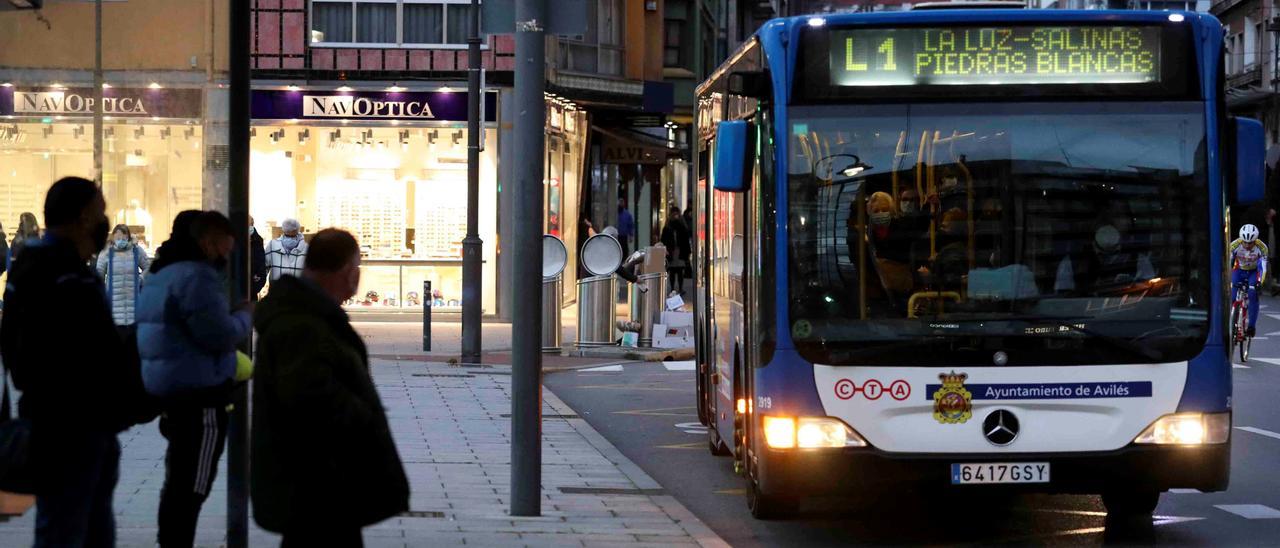 PARADA DE AUTOBUS EN LA CALLE JARDINES, EN LAS MEANAS