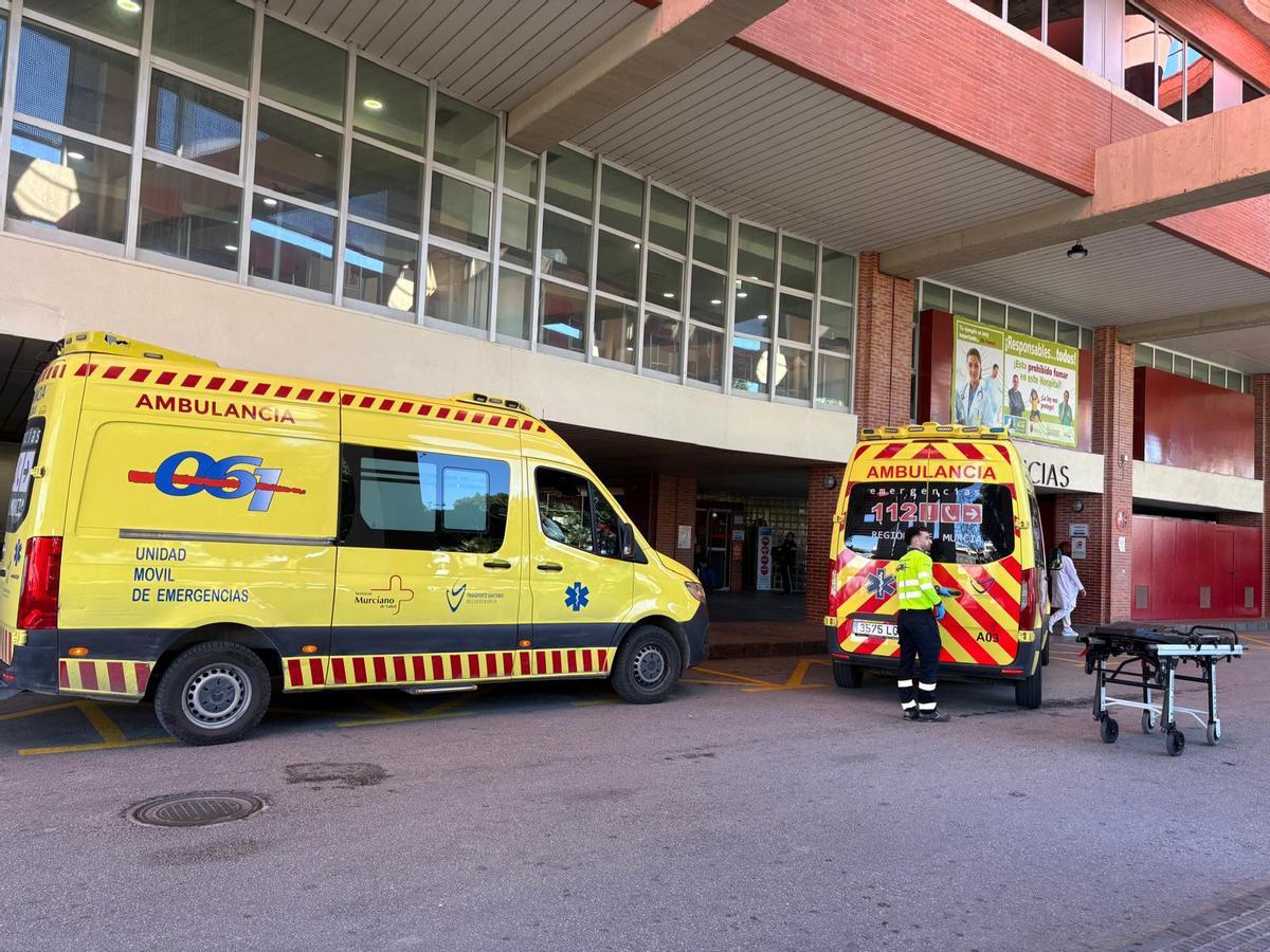 Ambulancias en la puerta de Urgencias del Hospital Virgen de la Arrixaca de Murcia.