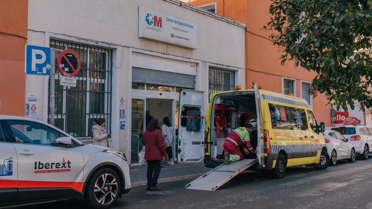 Exterior del centro de salud pública Vicente Soldevilla, en el barrio madrileño de Puente de Vallecas.