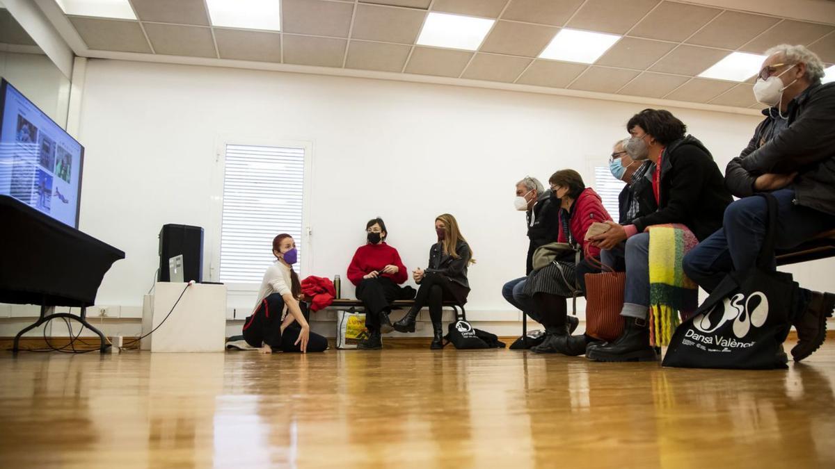 Artistes i programadors en una de les sessions de formació de Dansa València. | D.V.