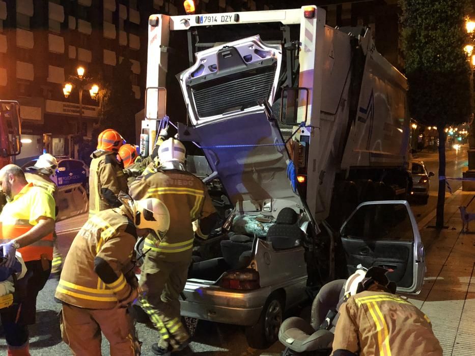 Un coche se empotra contra el camión de la basura en Oviedo