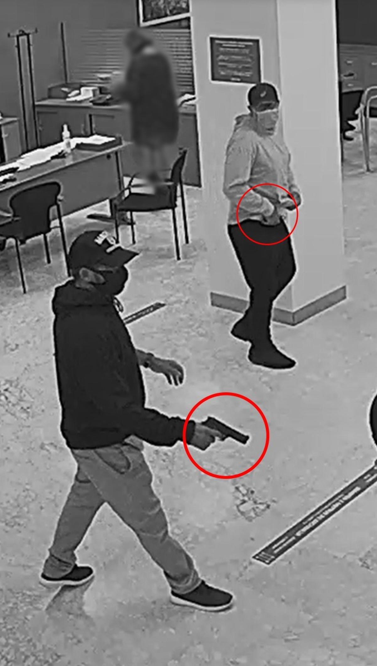 Imagen captada por las cámaras de seguridad de una entidad bancaria durante uno de los atracos a punta de pistola