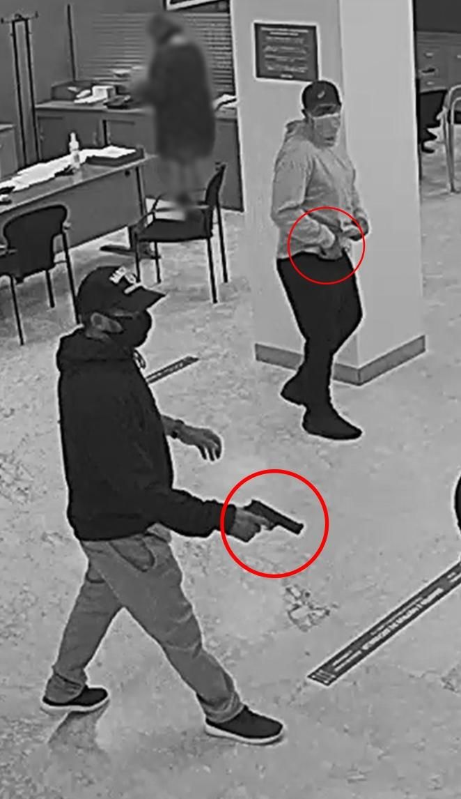Imagen captada por las cámaras de seguridad de una entidad bancaria durante uno de los atracos a punta de pistola