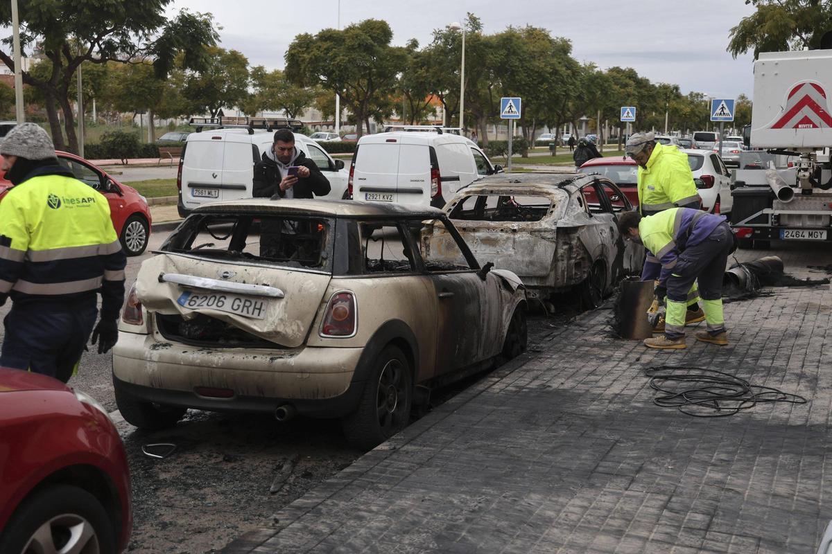 Incendio de coches en la Avenida Sindicalista Miguel Lluch.