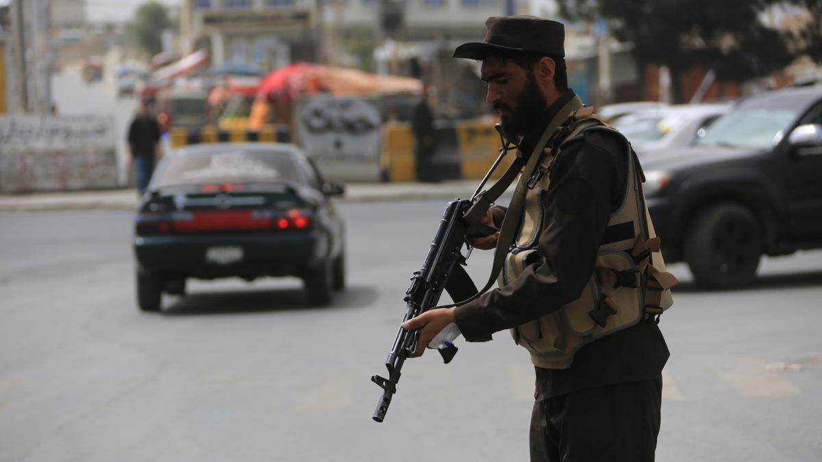 Un miembro de las fuerzas de seguridad afganas en un puesto de control en Kabul, capital de Afganistán.