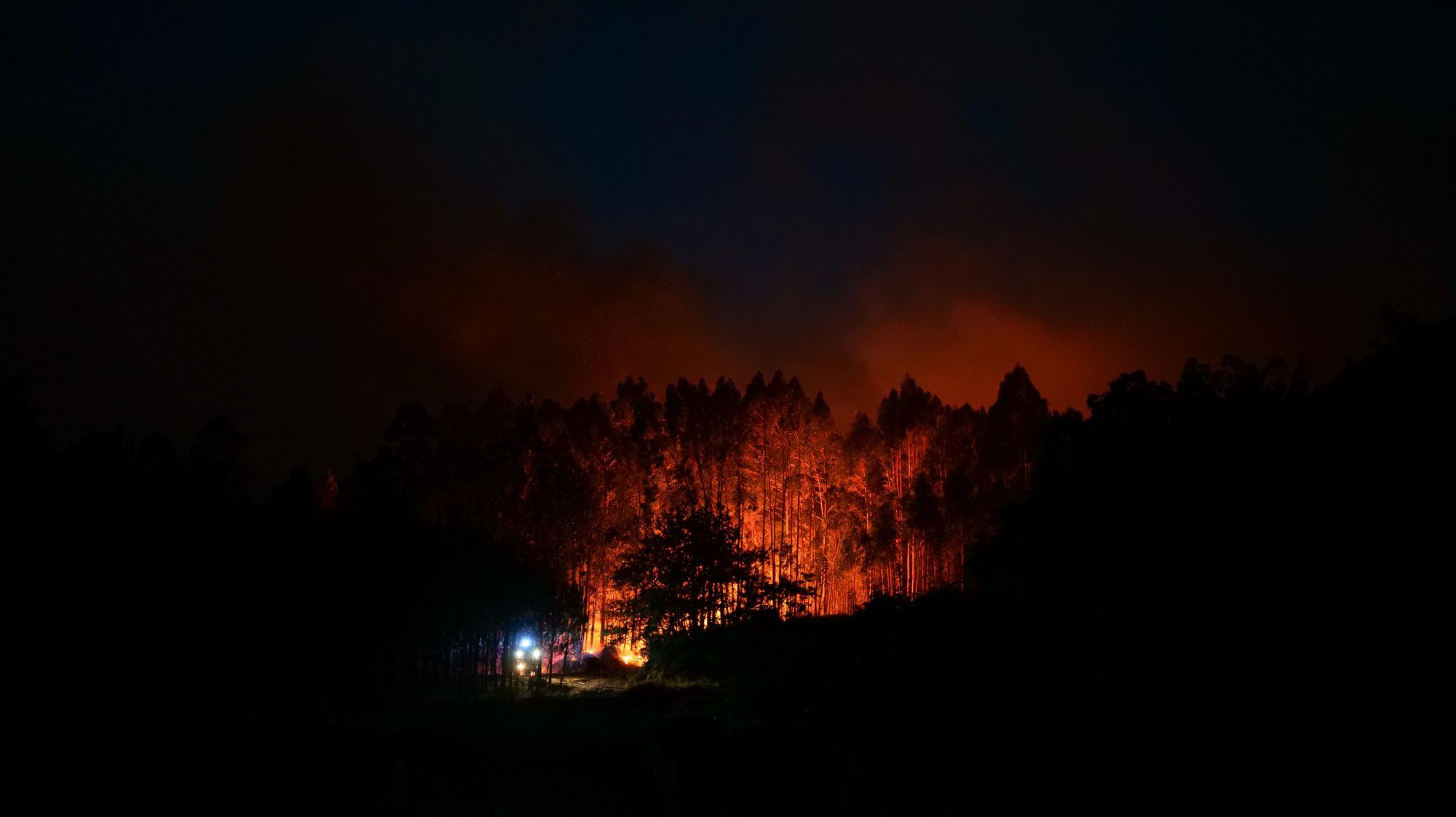 Incendios en Galicia: Vilagarcía y su comarca luchan contra el fuego