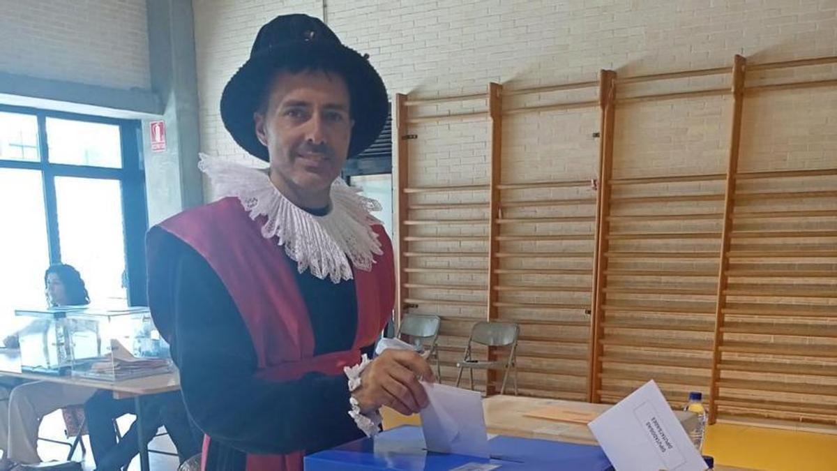 El alcalde de Tortosa (Tarragona), Jordi Jordan, acude a votar ataviado con un vestido de la época del Renacimiento.
