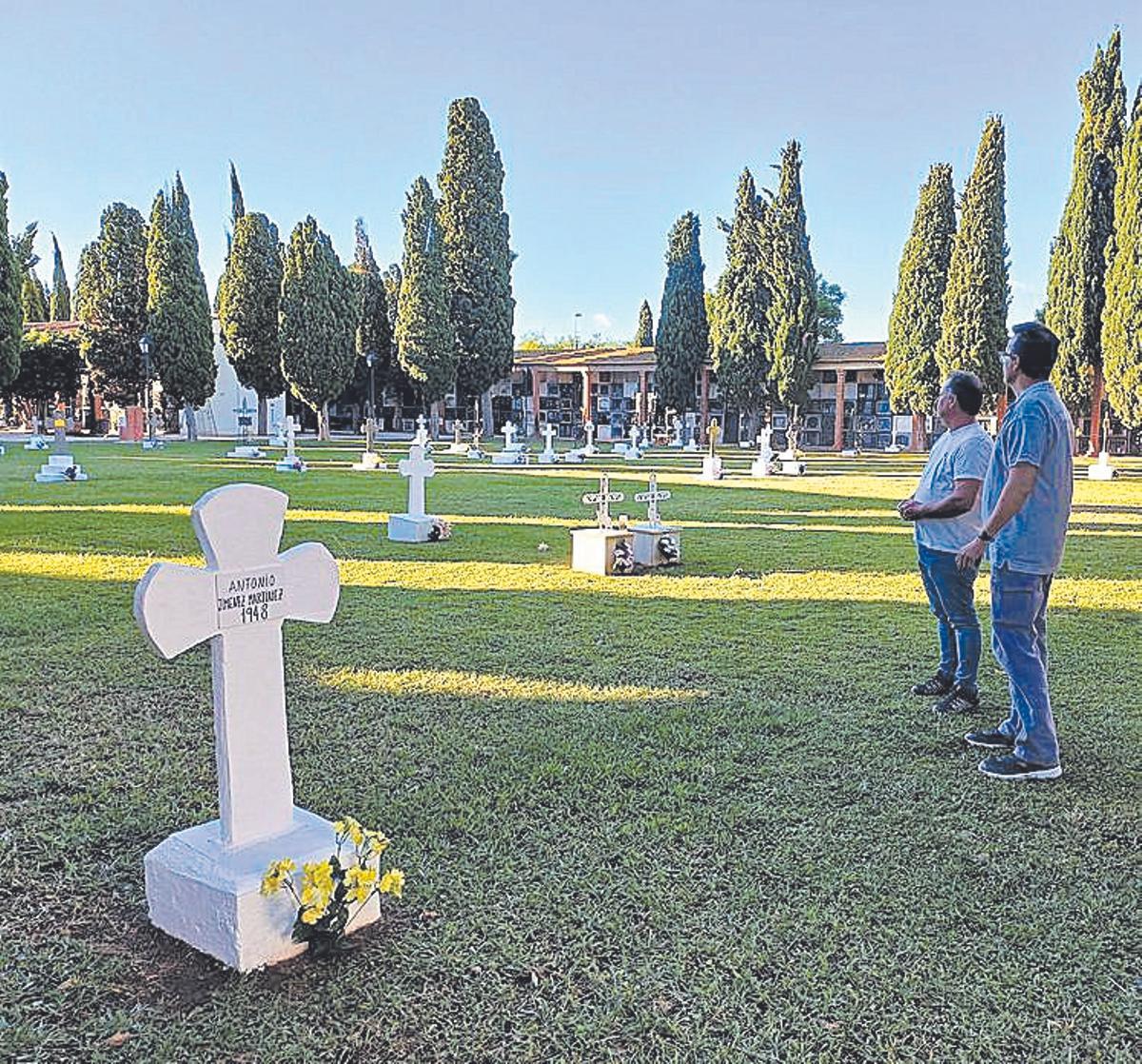 El edil Ramón Lucas visitó el camposanto.
