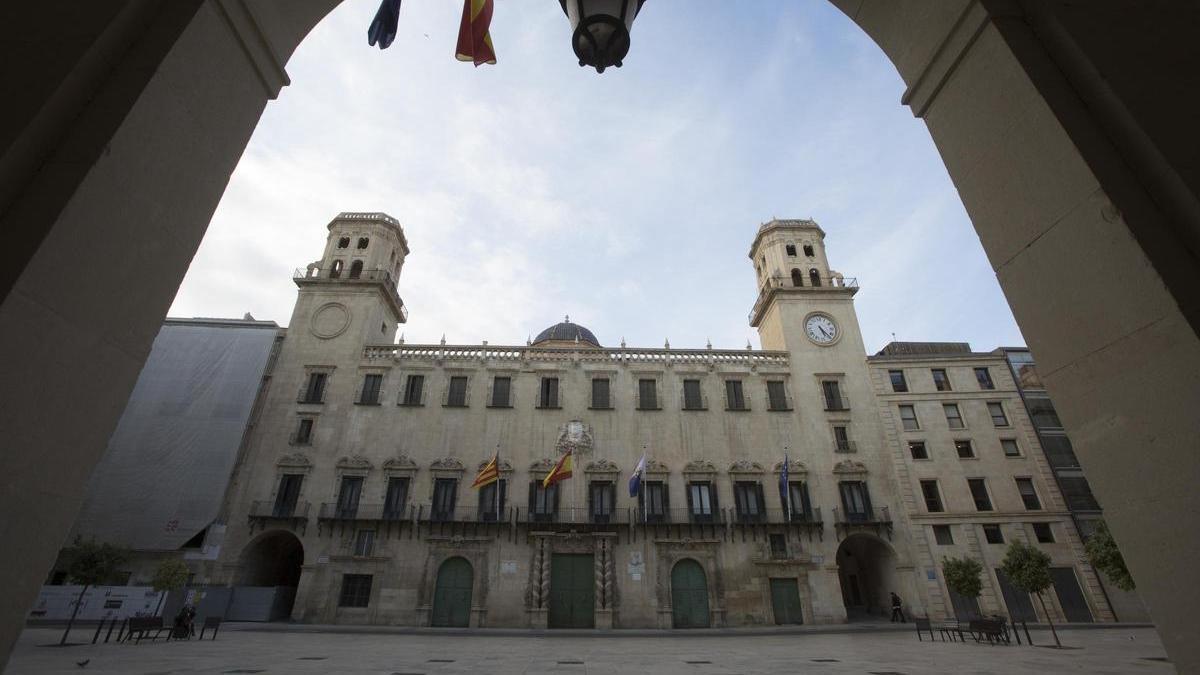 Fachada principal del Ayuntamiento de Alicante, en imagen de archivo