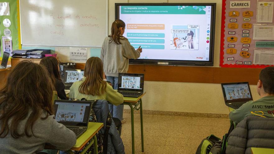 Una alumna utilitza una pissarra digital a l’escola Vista Alegre de Mataró.  | ELISENDA PONS